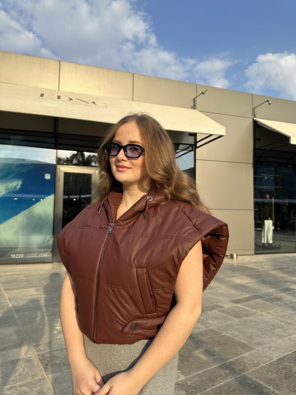 Cropped short fit vest